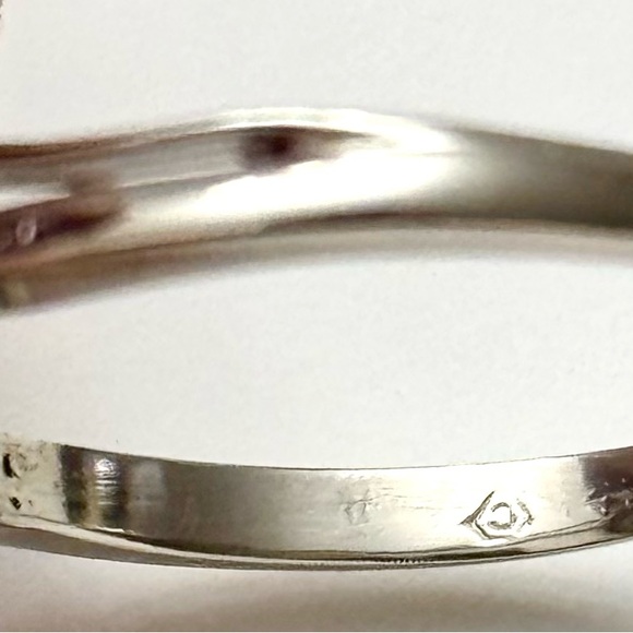 14kt White Gold and Diamond Estate Ring - Picture 4 of 5